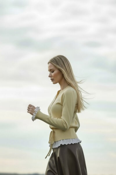 סריג עם קשירה - צהוב